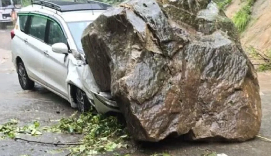 नैनीताल हादसा: SUV पर गिरा विशाल पत्थर, बाल-बाल बचे यात्री