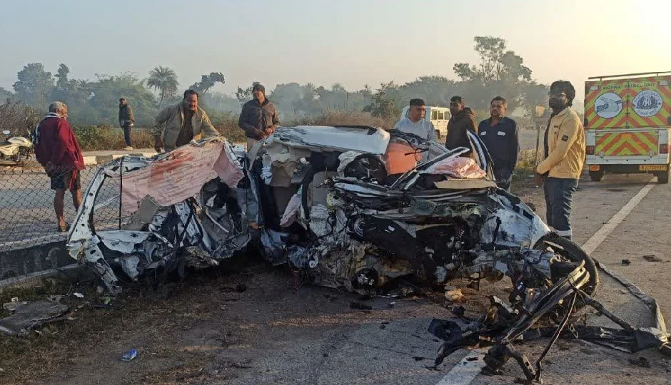 डिवाइडर से टकराई कार, दो की मौत, टक्कर इतनी जबरदस्त कि कार के उड़ गए परखच्चे