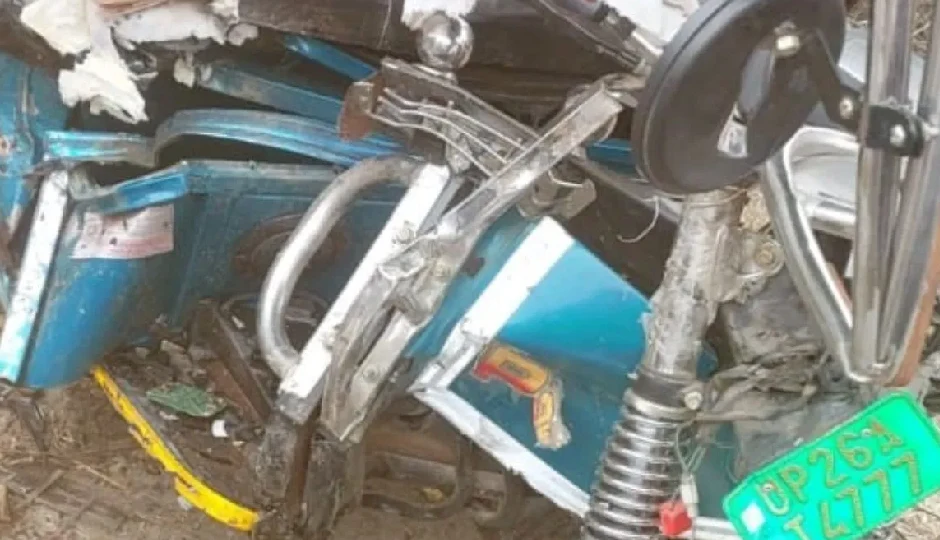 पीलीभीत में दर्दनाक सड़क हादसा, तेज रफ्तार कार ने ई-रिक्शा को मारी टक्कर; एक महिला की मौत, नौ लोग घायल पीलीभीत में दर्दनाक सड़क हादसा, तेज रफ्तार कार ने ई-रिक्शा को मारी टक्कर; एक महिला की मौत, नौ लोग घायल