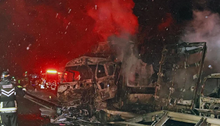 जापान में एक्सप्रेसवे पर कहर, बर्फीली सड़क पर 50 से ज्यादा वाहन भिड़े, आग की चपेट में आकर बुजुर्ग महिला की मौत