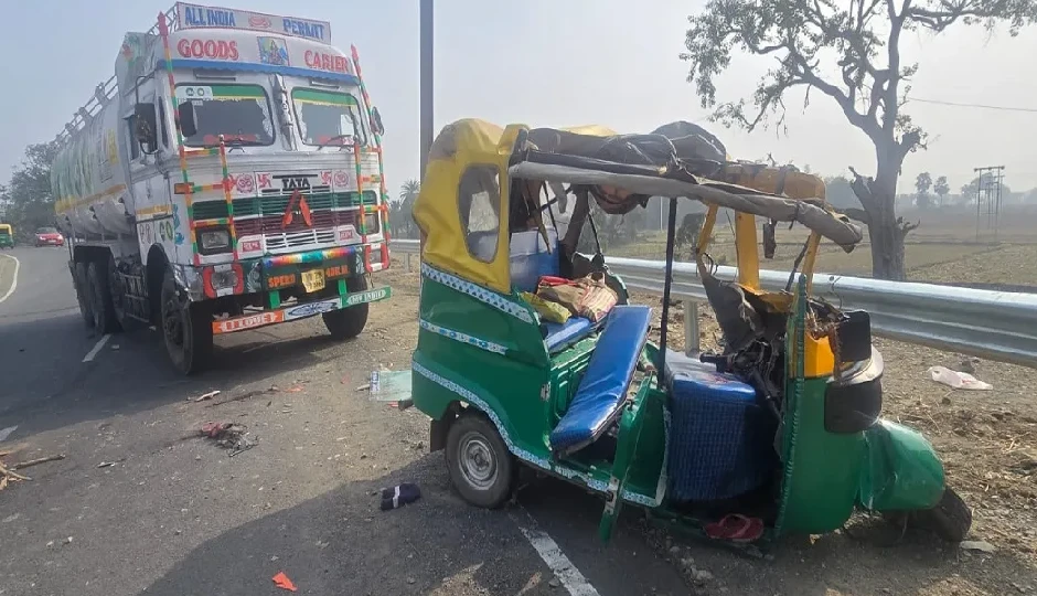 साहिबगंज में दर्दनाक सड़क हादसा, ऑटो और तेल टैंकर की टक्कर में तीन की गई जान, स्वास्थ्य केंद्र में हंगामा
