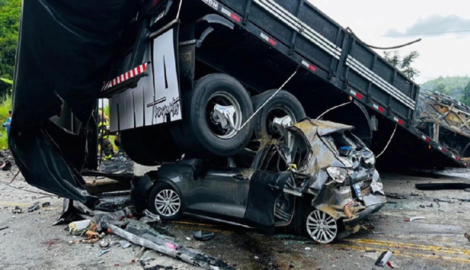 ब्राजील में भीषण सड़क हादसा, बस-ट्रक की टक्कर से 11 लोगों की जान गई, 7 घायल
