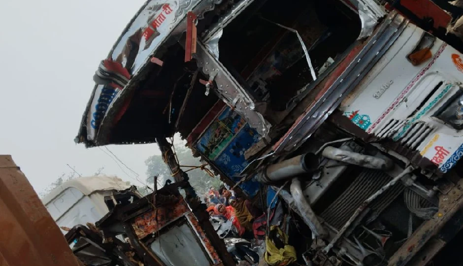 भोजपुर हाइवे पर दो ट्रकों की आमने-सामने भीषण भिड़ंत, एक चालक की मौत; दूसरा जिंदगी से जूझ रहा