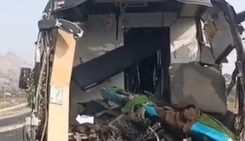 उदयपुर में बस और ट्रक की भीषण टक्कर, 2 की मौत, 13 घायल; बस से बरामद हुई अवैध शराब
