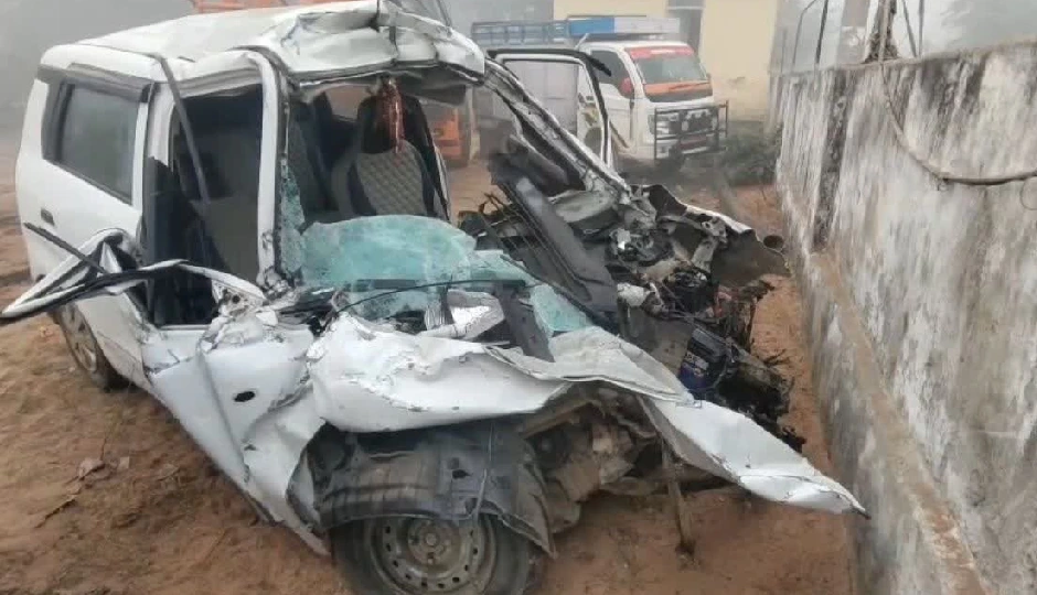 कोहरे ने ली एक और जान, हाईवे पर ट्रक-कार की टक्कर से युवक की मौत