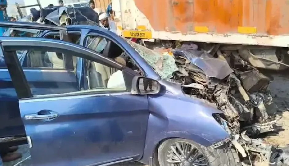 जयपुर में दर्दनाक सड़क हादसा, खड़े कंटेनर के पीछे जा घुसी एर्टिगा, तीन लोगों की मौके पर मौत