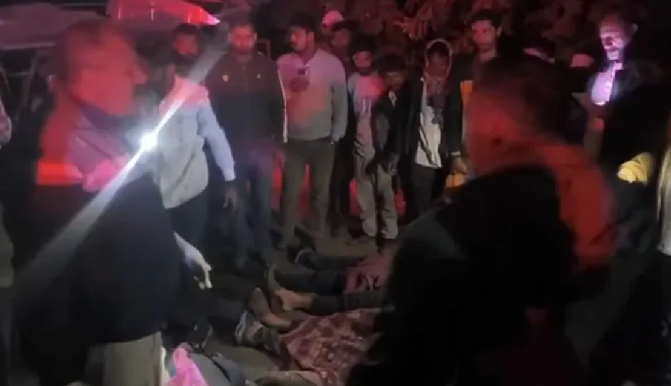 गुजरात के बनासकांठा में भीषण सड़क हादसा, राजस्थान के 7 लोगों की मौत; इनोवा कार में फंसे शव