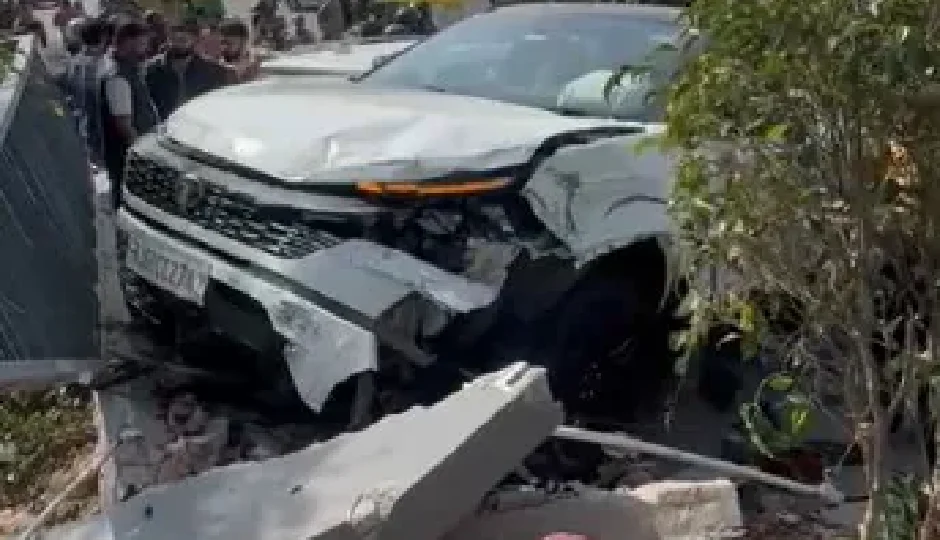 जयपुर में तेज रफ्तार का तांडव, बेकाबू कार ने एक के बाद एक 5 वाहनों को मारी जोरदार टक्कर; तस्वीरें सामने आईं jaipur car accident,high speed car crash,reckless driving jaipur,drunk driver jaipur,jaipur road accident,jaipur vehicle collision,jaipur traffic mishap,car hits 5 vehicles,jaipur accident news,jaipur crash photos