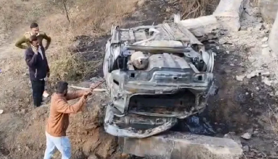राजकोट: 8 फीट नीचे पुल से गिरी रफ्तार से दौड़ती कार, आग का गोला बनी, एक मासूम सहित तीन की दर्दनाक मौत, कंकाल भी मिले