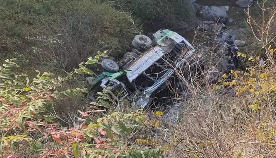 उत्तराखंड में दर्दनाक हादसा: 30 यात्रियों से भरी बस गहरी खाई में गिरी, 3 की मौत, कई घायल; राहत-बचाव जारी
