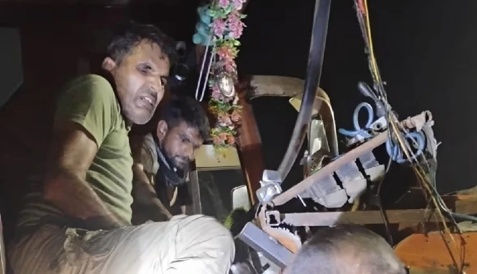 लखनऊ में भयंकर सड़क हादसा: बिहार से दिल्ली जा रही 40 यात्रियों से भरी बस कंटेनर से टकराई, मची चीख-पुकार