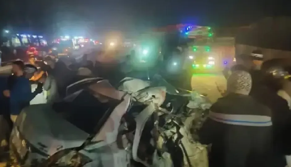 राजस्थान में दर्दनाक सड़क हादसा: जयपुर-आगरा हाईवे पर डिवाइडर से टकराकर ट्रेलर से भिड़ी कार, 6 युवकों की मौत