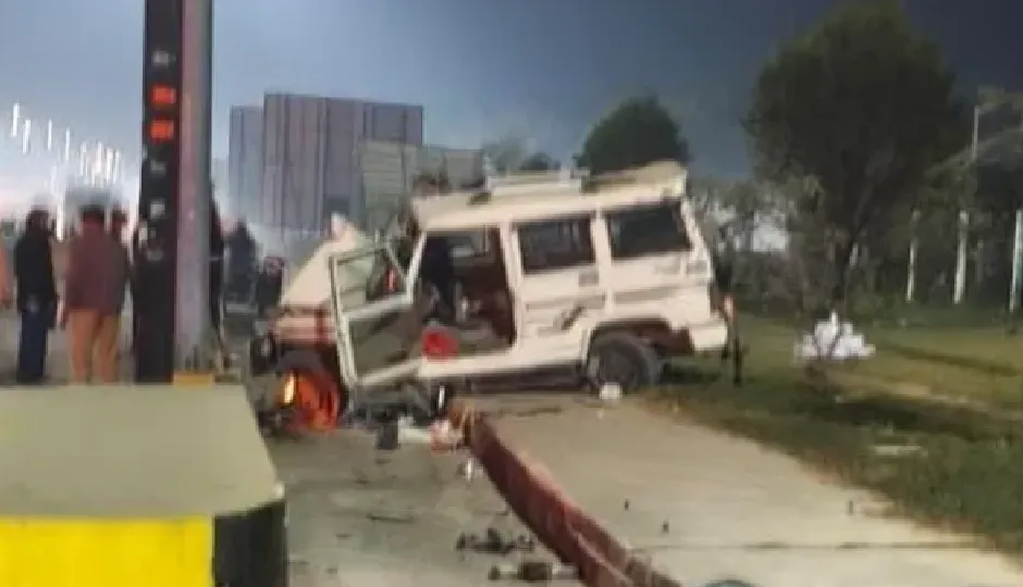 गोरखपुर में दर्दनाक सड़क हादसा: भिटहा टोल प्लाजा के पास पलटी बोलेरो, दो युवकों की मौत, चार गंभीर घायल