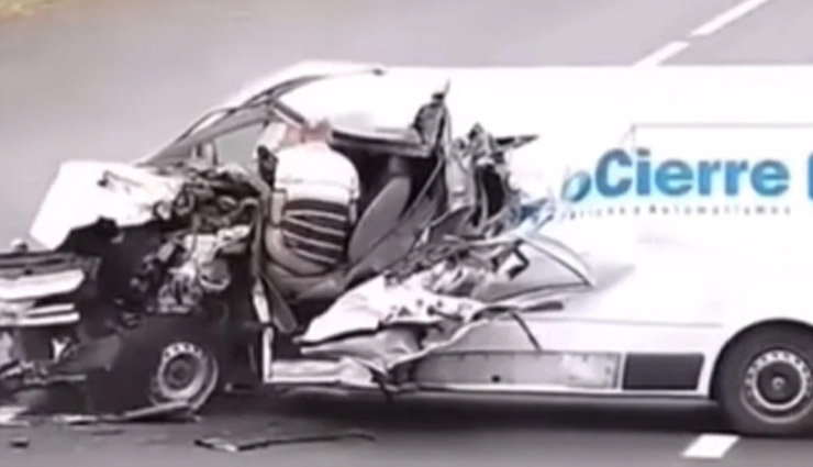 ट्रक की टक्कर के बाद कार के उड़े परखच्चे, वीडियो में देखें ड्राइवर का क्या हुआ?