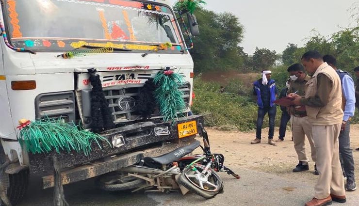 भयानक हादसे में गई बाइक सवार दो भाइयों की जान, ट्रेलर ने ऐसा रौंदा कि सभी तरफ फैल गया खून