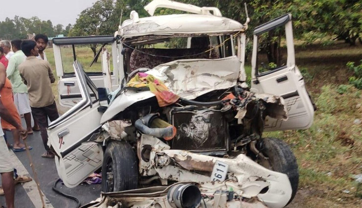 UP में बड़ा सड़क हादसा, बारातियों से भरी बोलेरो ट्रक से भिड़ी, 8 लोगों की मौत