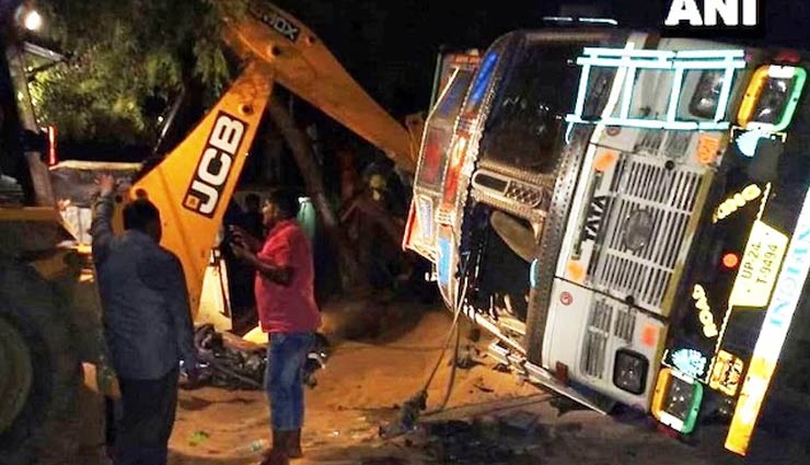 हादसा: अनियंत्रित ट्रक सड़क किनारे चाय पी रहे लोगों पर पलटा, 7 की मौत, 6 लोग घायल