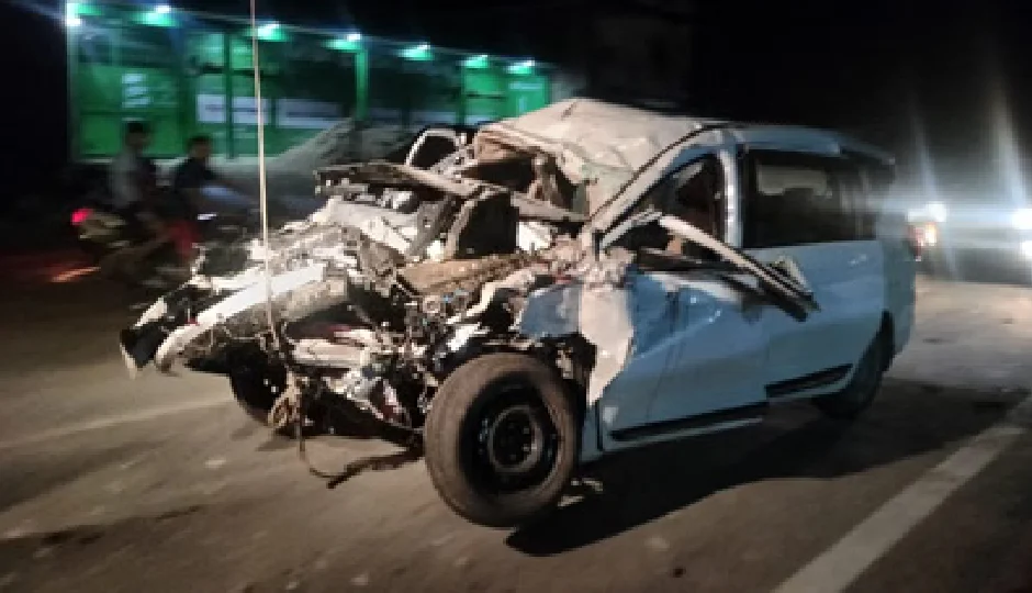 बाराबंकी में दर्दनाक हादसा, बिठूर से लौट रही अर्टिगा कार ट्रक से टकराई, महिला समेत 6 की मौत, 2 गंभीर घायल