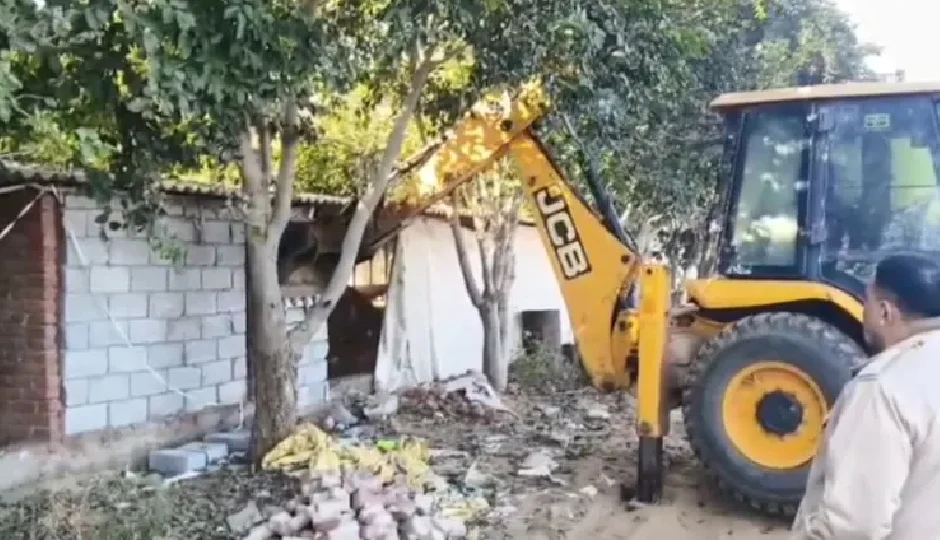 राजस्थान: 100 करोड़ की ड्रग्स फैक्ट्री पर चला बुलडोजर, पोल्ट्री फार्म की आड़ में फल-फूल रहा था नशे का धंधा