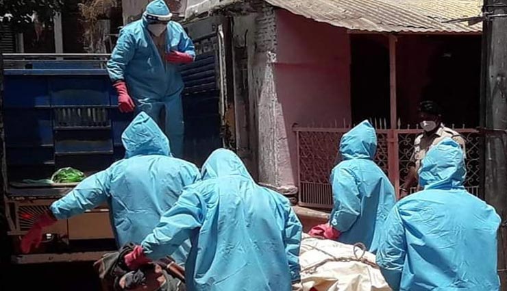 चित्तौड़गढ़ : होम क्वॉरेंटाइन में हुई महिला की मौत तो मेडिकल टीम ने झाड़ा पल्ला, थानाधिकारी ने फटे PPE पहन पैक की बॉडी 