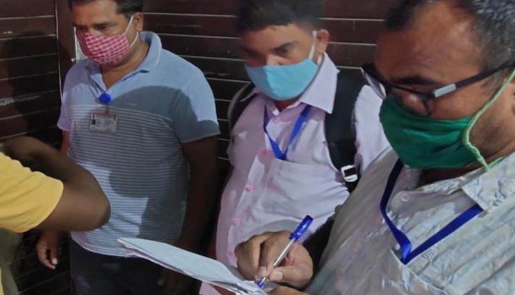 अलवर : जांच टीम के आते ही दुकानदार ने ग्राहक को अंदर खींच किया शटर डाउन, दुकान की सील