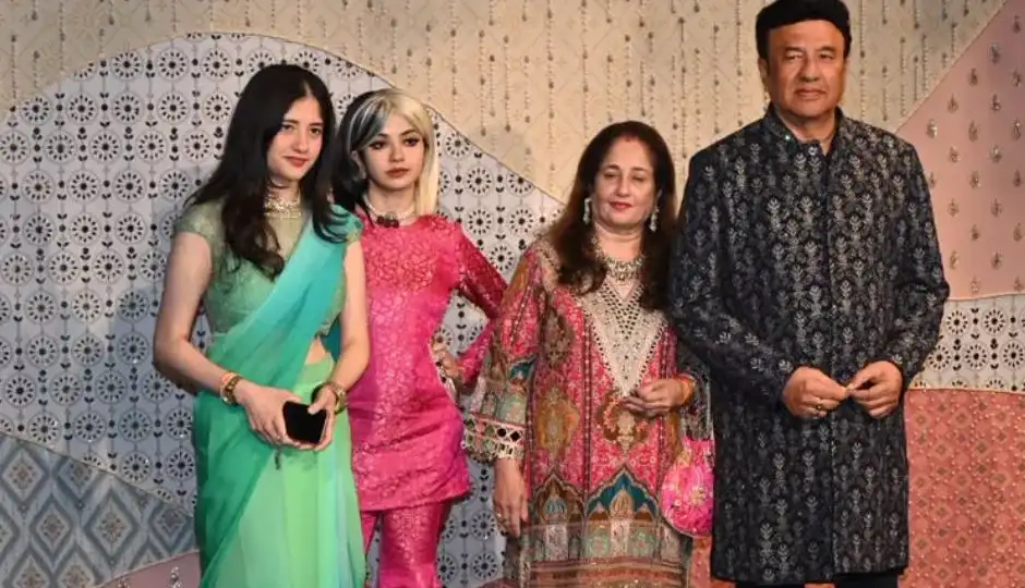 अंबानी गणपति उत्सव में अदा मलिक के अनोखे बालों ने खींचा ध्यान, पिंक शरारा में दिखा अलग अंदाज