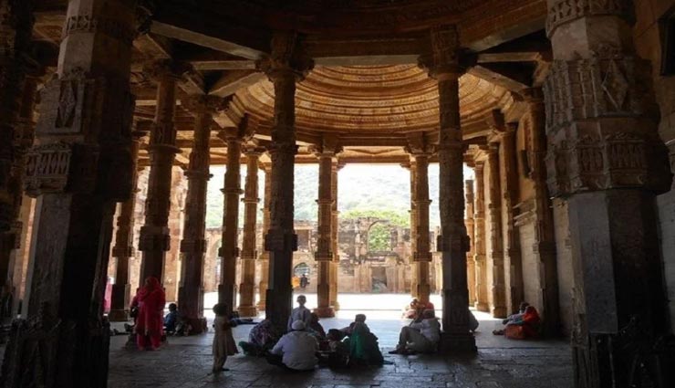 weird news,weird information,adhai din ka jhonpra,the oldest mosques in india