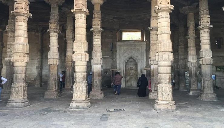 weird news,weird information,adhai din ka jhonpra,the oldest mosques in india