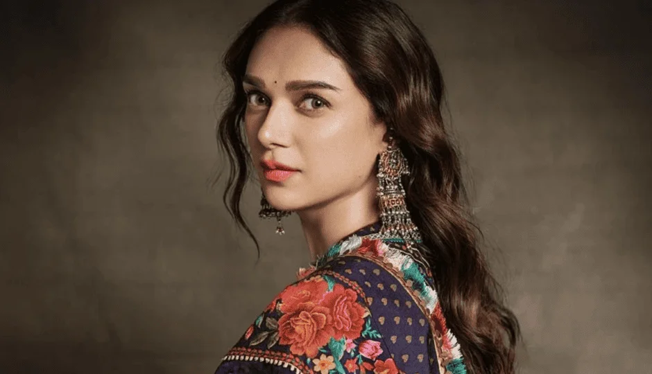 ‘बैंगन को छोड़ बाकी सब चेहरे पर लगाती हूं…’ अदिति राव हैदरी ने खोला अपनी चमकती त्वचा का सीक्रेट ‘बैंगन को छोड़ बाकी सब चेहरे पर लगाती हूं…’ अदिति राव हैदरी ने खोला अपनी चमकती त्वचा का सीक्रेट