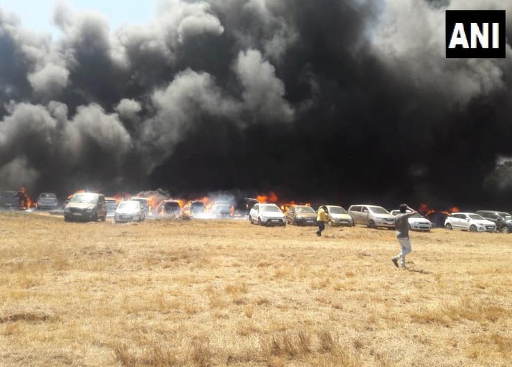 Aero India 2019: एयरो इंडिया शो के पास पार्किंग एरिया में भीषण आग, 300 गाड़ियां हुई खाक bengaluru,karnataka,aeroindia 2019,aero india show,air india show,air india show bengaluru,fire,aeroindia 2019 news,fire at aeroindia 2019