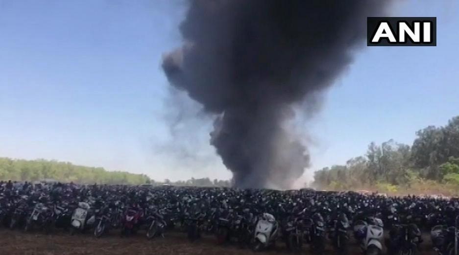 Aero India 2019: एयरो इंडिया शो के पास पार्किंग एरिया में भीषण आग, 300 गाड़ियां हुई खाक bengaluru,karnataka,aeroindia 2019,aero india show,air india show,air india show bengaluru,fire,aeroindia 2019 news,fire at aeroindia 2019