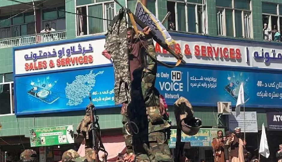 तालिबान ने दिखाई पाकिस्तानी सैनिकों की पैंट, अफगान बोले – जरूरत पड़ी तो मुजाहिदीन में शामिल होंगे