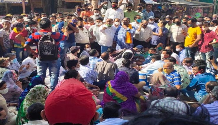 बीकानेर : व्यापारी की हत्या के बाद जनता में आक्रोश, टायर जला किया प्रदर्शन, रास्ता जाम
