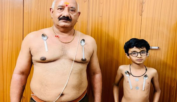 अफवाह! कोरोना वैक्सीन के बाद शरीर में पैदा हो रहा चुंबकीय गुण,  11 साल के बच्चे ने खोली पोल