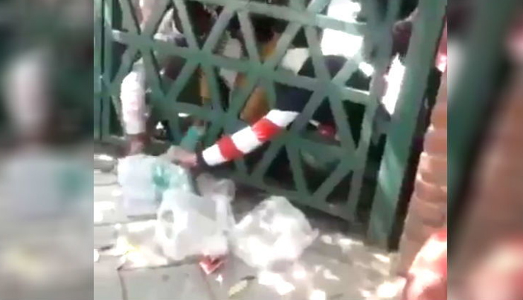 आगरा / क्वारैंटाइन सेंटर में संक्रमण के डर से कर्मचारी दूर से फेंककर दे रहे खाना, सफाई का भी नहीं रखा जा रहा ध्यान