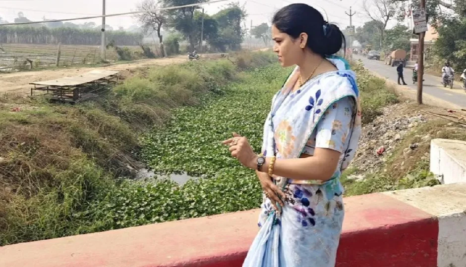 आगरा नहर सफाई में घोटाला: जिला पंचायत अध्यक्ष मंजू भदौरिया ने मौके पर जाकर किया निरीक्षण