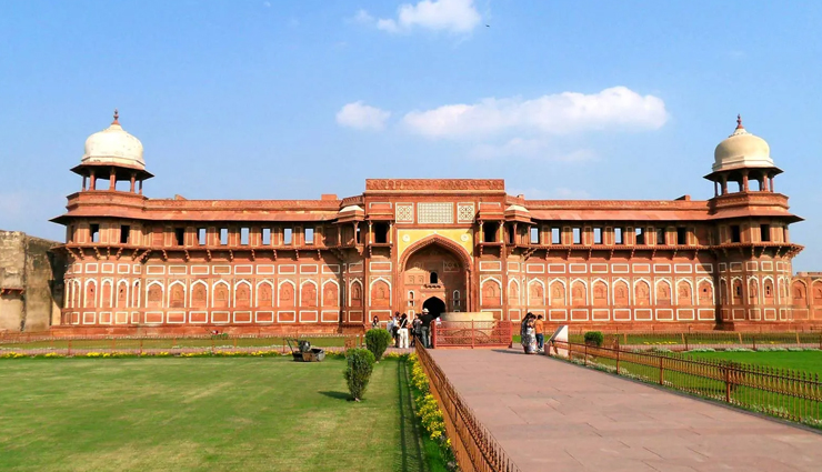 agra,places in agra,tourist attraction in agra,taj mahal,agra fort,fatehpur sikri,mehtab bagh,ud-daulah,sikandara fort