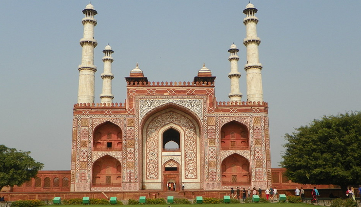 agra,famous monuments to visit in agra,monuments,agra fort,kinari bazar,mehtab bagh,jama masjid,tomb of akbar,taj mahal