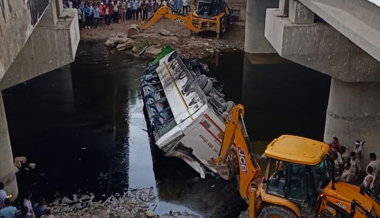 आगरा बस हादसा: हेल्पलाइन नंबर जारी, 29 में से 17 मृतकों की हुई शिनाख्त 