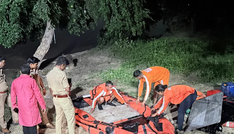 आगरा में बड़ा हादसा: महालक्ष्मी मंदिर का चबूतरा टूटा, लोगों के यमुना में गिरने से मचा हड़कंप