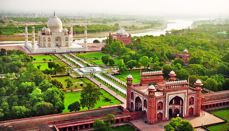 must visit places in uttar pradesh,lucknow tourist attractions,ayodhya pilgrimage sites,sarnath buddhist sites,agra taj mahal,mathura lord krishna,varanasi ganga aarti,prayagraj triveni sangam,kanpur historical landmarks,vrindavan iskcon temple,jhansi rani lakshmibai