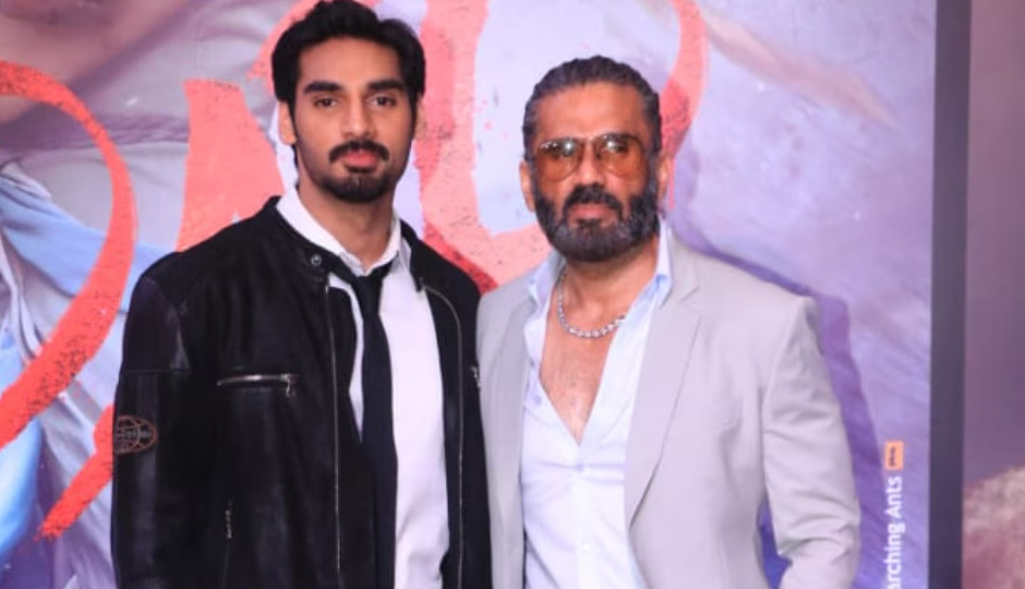 2 News : सुनील शेट्टी के बेटे अहान ने की नेपोटिज्म पर खुलकर बात, पिता चिक्की पांडे के साथ गणपति दर्शन को पहुंचे अहान