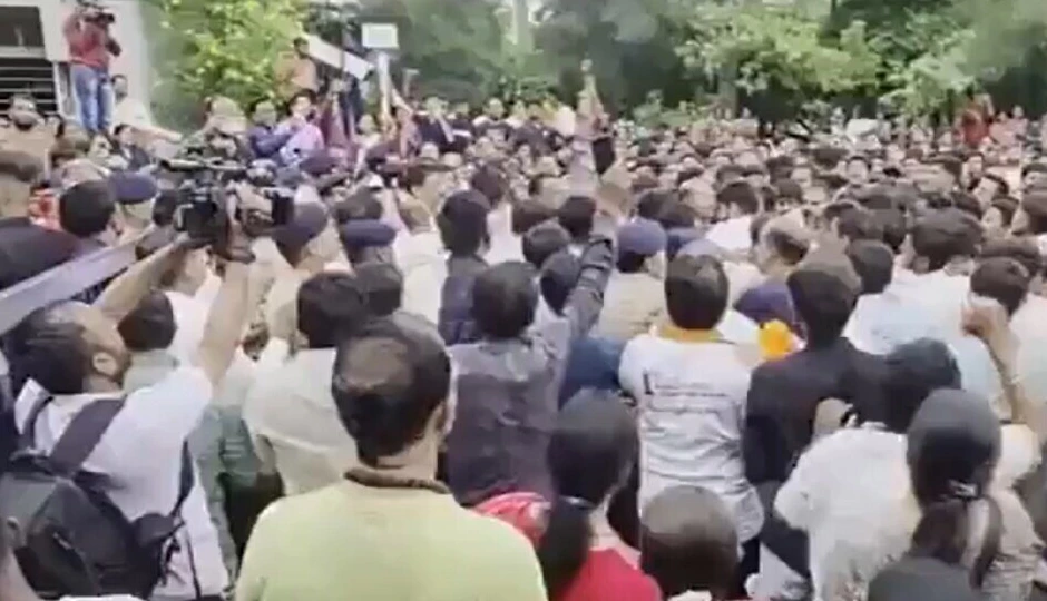 अहमदाबाद के स्कूल में 9वीं के छात्र ने 10वीं के बच्चे पर किया चाकू से हमला, मौत के बाद सांप्रदायिक तनाव और तोड़फोड़