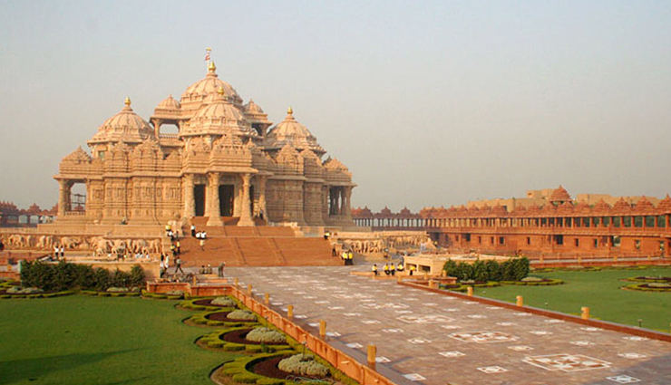 ahmedabad,temples in ahmedabad,famous temples,akshardham temple,swaminarayan temple,hathisingh temple,vaishnodevi temple,iskcon temple