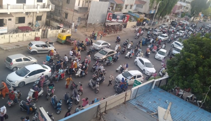 VIDEO- Social distancing norms broken after Ahmedabad Municipal Corp gives 3-hour window to buy essentials