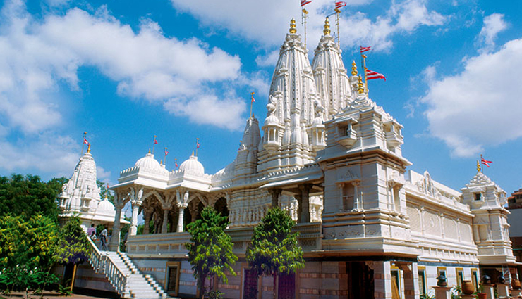 ahmedabad,temples in ahmedabad,famous temples,akshardham temple,swaminarayan temple,hathisingh temple,vaishnodevi temple,iskcon temple