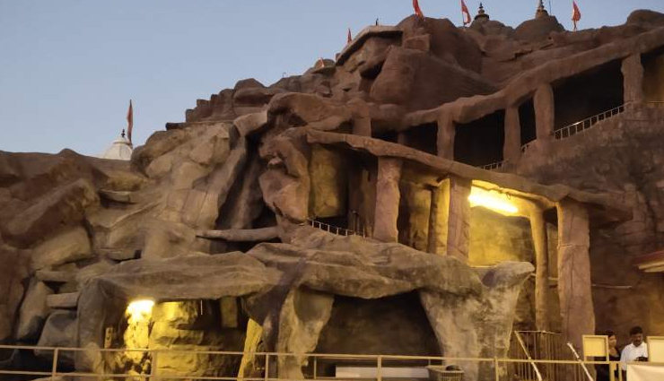 ahmedabad,temples in ahmedabad,famous temples,akshardham temple,swaminarayan temple,hathisingh temple,vaishnodevi temple,iskcon temple