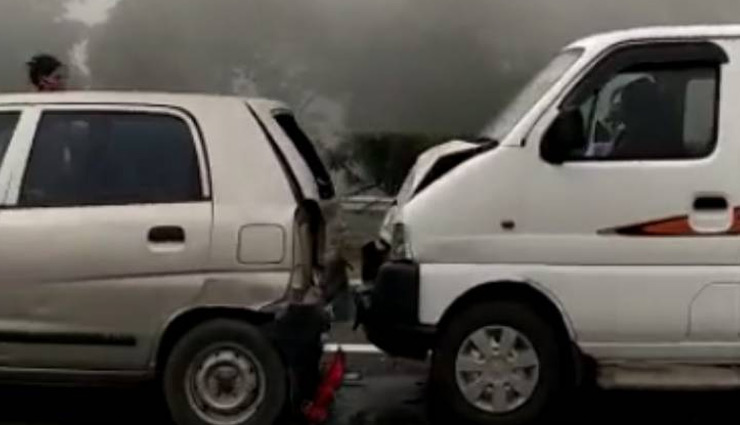 अहमदाबाद-वडोदरा एक्सप्रेस हाईवे पर कोहरे के चलते एक साथ टकराईं 40 से 45 गाड़ियां 