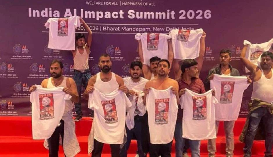 दिल्ली एआई समिट में यूथ कांग्रेस का विरोध प्रदर्शन, कपड़े उतारकर पीएम मोदी के खिलाफ नारे; बीजेपी ने बताया ‘देश विरोधी हरकत’
