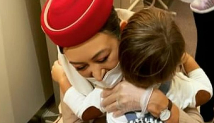लोगों का दिल जीत रहा एयर होस्टेस का यह VIDEO, प्लेन में इस तरह किया था बच्चे का स्वागत